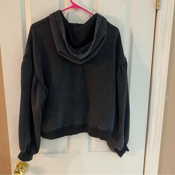 H&M cotton blend fabric with printed design. Heavily dropped shoulders - Picture 2 of 3